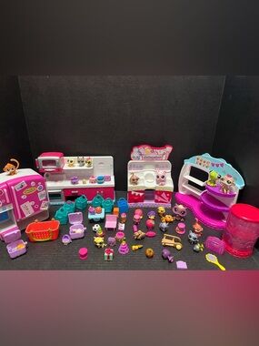 Shopkins Lot & Accessories 80+ pieces with furniture and NWT
Carrying case